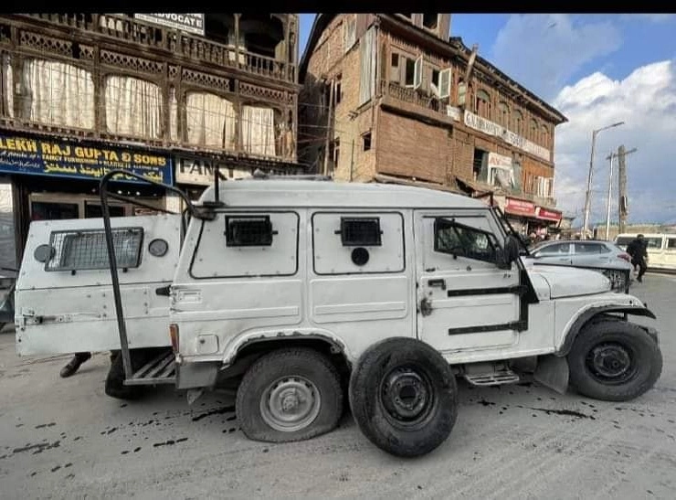 श्रीनगरमध्ये ग्रेनेड हल्ला, तीन जखमी