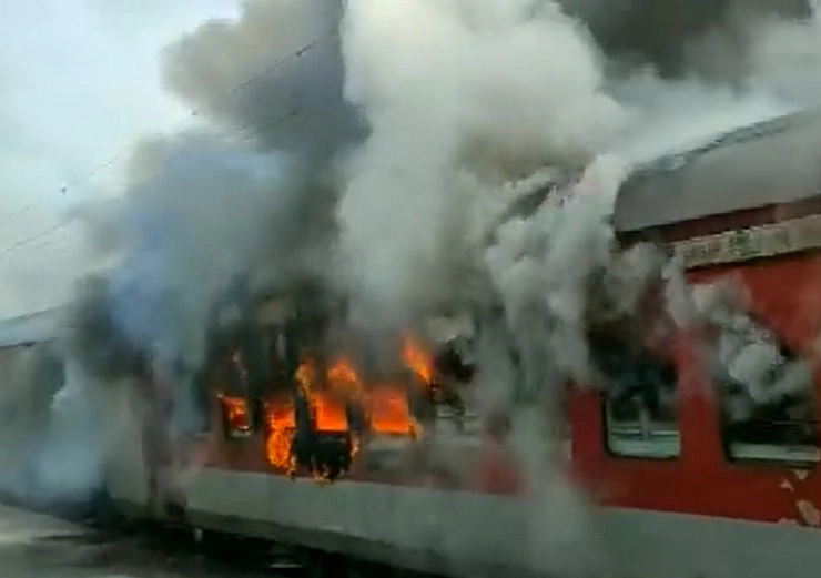 रेल्वे स्टेशनवर उभ्या असलेल्या ट्रेनला भीषण आग, काही वेळातच अनेक डबे जळून खाक