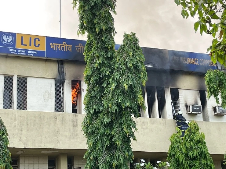 Mumbai LIC office fire