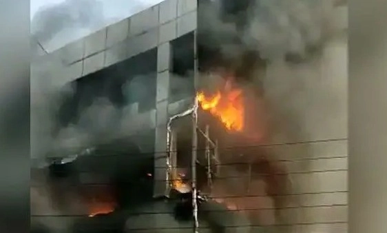 Delhi Mundka Fire:मुख्यमंत्री केजरीवाल मुंडका येथे पोहोचले, 10 लाख नुकसान भरपाईची घोषणा