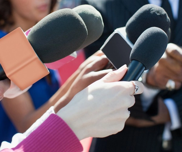 Career Tips : न्यूज रिपोर्टर आणि अँकर कसे बनावे, पात्रता, कोर्स ची माहिती जाणून घ्या