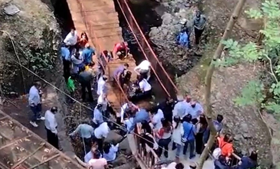 उद्घाटना वेळी पूल कोसळला, 'नेताजी' पत्नीसह नाल्यात पडले, व्हिडीओ व्हायरल !