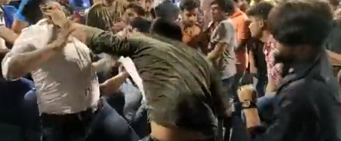 IND vs SA: अरुण जेटली स्टेडियमवर फॅन्स एकमेकांशी भिडले, पोलिसांनी बचाव केला