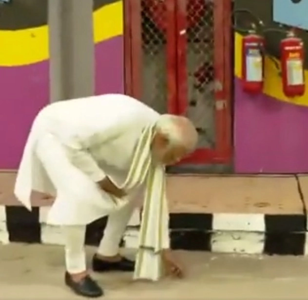 पंतप्रधान नरेंद्र मोदी अचानक थांबले, कचरा आणि बाटल्या उचलून दिला स्वच्छतेचा संदेश, पाहा व्हिडिओ!