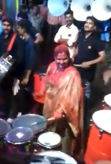 CM एकनाथ शिंदेंच्या बायकोने ड्रम वाजवत विजयोत्सव आनंदात  साजरा केला