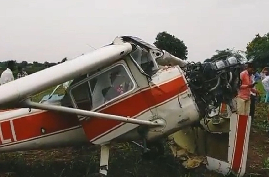 कडबनवाडीत शिकाऊ विमान कोसळले, वैमानिक जखमी
