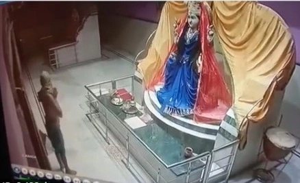 संस्कारी चोर: आधी हात जोडून 'देवी'समोर नतमस्तक, नंतर मंदिरातील दानपेटी घेऊन चोर पळाला