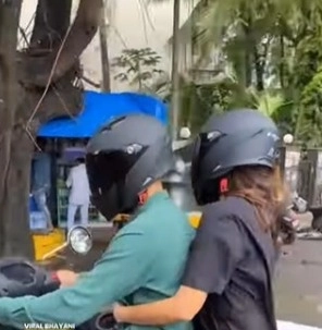 Virat Kohli :कोहली पत्नी अनुष्का शर्मासोबत स्कूटरवर मुंबईत फिरतानाचा व्हिडीओ व्हायरल