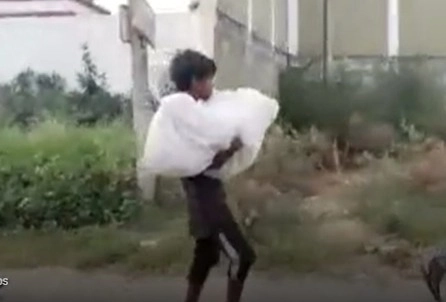 भावाचं पार्थिव घेऊन रस्त्यावर चालला 10 वर्षांचा शिवम ,व्हिडीओ व्हायरल