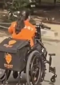 Delivery Girl delivers food in wheelchair : व्हीलचेअरवर आली फूड डिलिव्हरी करण्यासाठी मुलगी