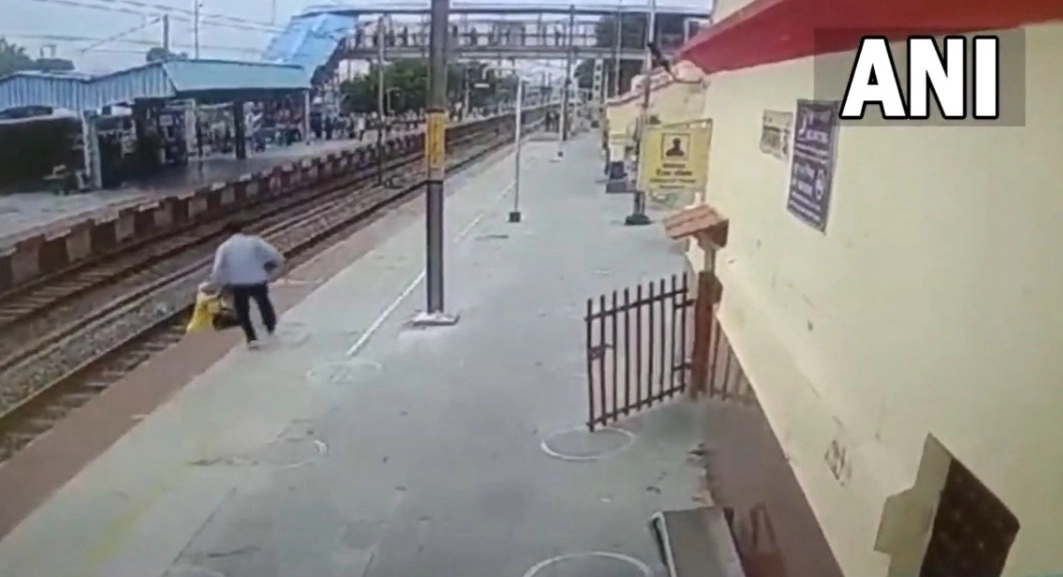 फिरोजाबाद स्टेशनवर महिलेसमोर ट्रेन आली आणि.. व्हिडीओ व्हायरल!