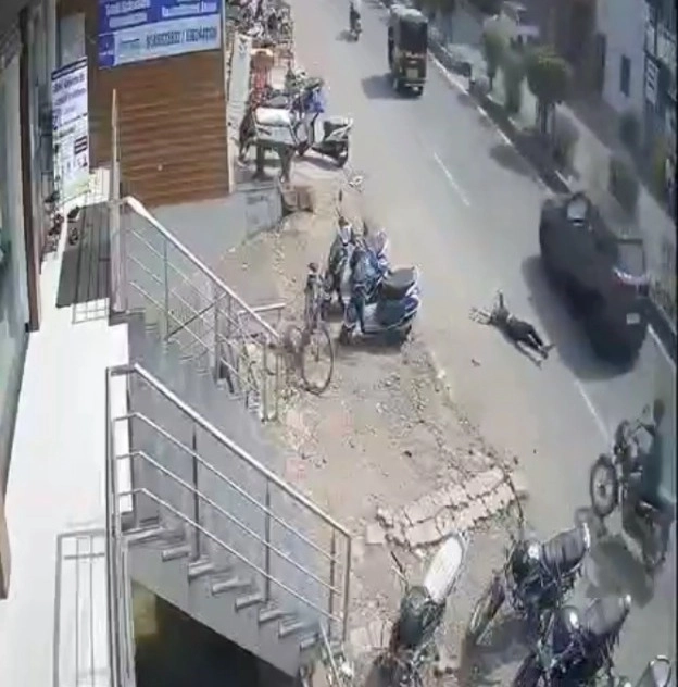 Aurangabad : रिक्षा चालकाच्या गैर वर्तनामुळे तरुणीने धावत्या रिक्षातून मारली उडी