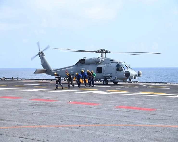 नौदलाचे पाणबुडी विरोधी हेलिकॉप्टर MH-60R प्रथमच INS विक्रांतवर उतरले