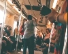 एका हातात चप्पल, दुसऱ्या हातात बाटली... मेट्रोमध्ये महिलांचा धिंगाणा VIDEO