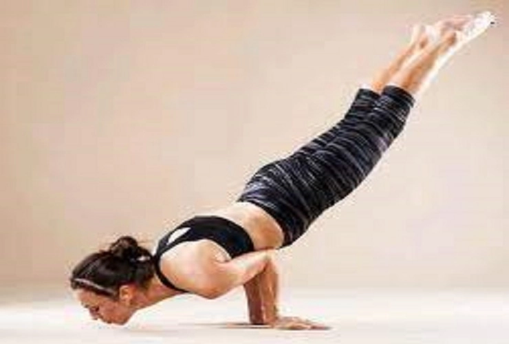 Yoga Tips:  शरीर दुखण्यापासून मानसिक आरोग्य सुधारण्यासाठी फायदेशीर मयूरासन