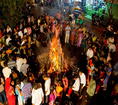 जानिए कैसे करें होलिका दहन, पढ़ें होलिका पूजन विशेष मंत्र - Holi Festival