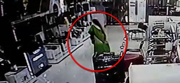 महिला साडीत लपवून घेऊन गेली 22 इंची एलईडी (पहा व्हिडिओ)