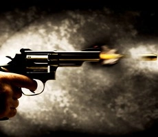 தெலங்கானாவில் காவல்துறையினர் மீது துப்பாக்கி சூடு: 2 பேர் பலி
