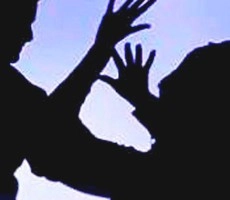 காதலனைக் கட்டிப் போட்டு இளம் பெண்ணைக் கற்பழித்த 9 பேர் கொண்ட கும்பல்