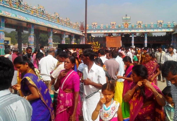 பண்ணாரி மாரியம்மன் கோவிலில் குடும்பத்துடன் குவிந்த பக்தர்கள்