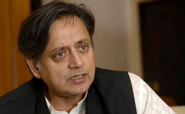 संसद में थरूर बोले, देश में असहिष्णुता बढ़ रही है, क्यों चुप हैं मोदी - Shashi Tharoor in parliament