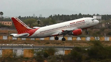 एअर इंडियाचं विमान एरोब्रीजला धडकलं