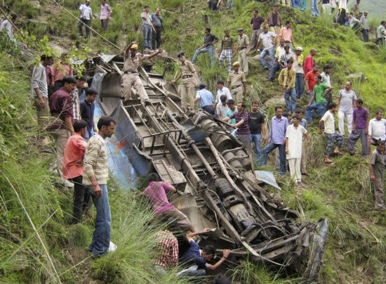 மேகாலயாவில் 300 அடி பள்ளத்தாக்கில் உருண்ட பேருந்து : 30 பேர் பலி