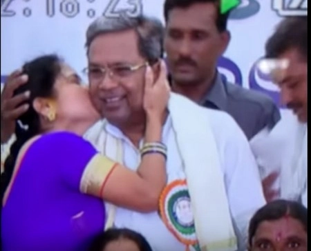 கர்நாடக முதலமைச்சர் சித்தராமையாவின் கன்னத்தில் முத்தமிட்ட பெண் : வீடியோ