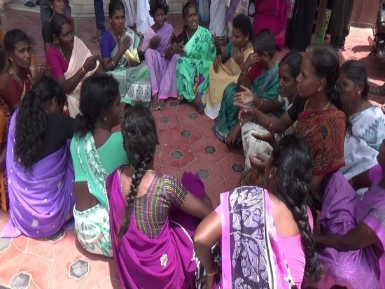 டாஸ்மாக்கை அகற்ற ஒப்பாரி வைத்த பெண்கள் : கரூரில் நூதன போராட்டம்
