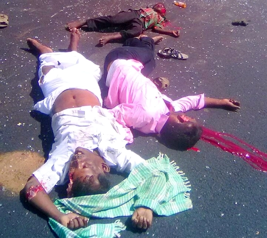 வேன் மீது தனியார் பேருந்து மோதி கோர விபத்து - 7 பேர் பலி (வீடியோ)