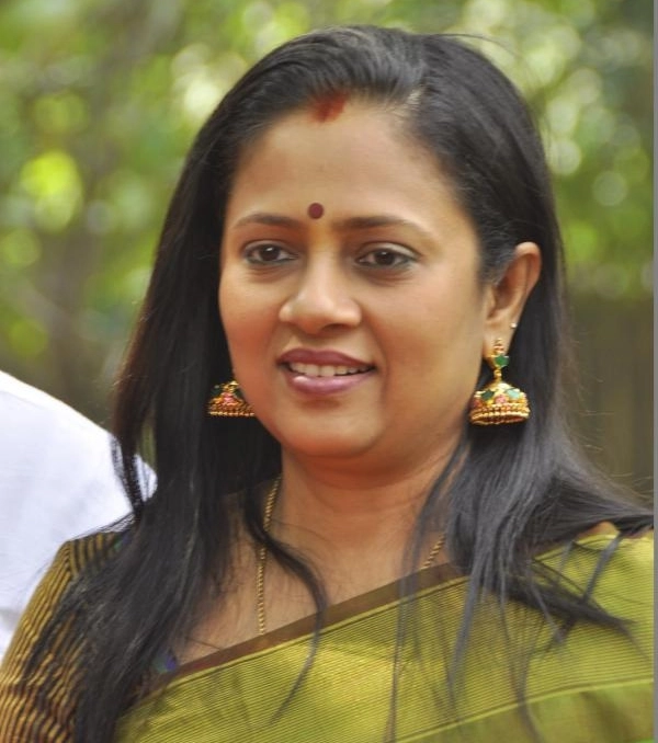 நடிகை லட்சுமி ராமகிருஷ்ணனுடன் போட்டிப் போடும் விஜய் டிவி