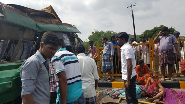தர்மபுரி அருகே அரசு  பேருந்தும் மணல் லாரியும் மோதி விபத்து : 6 பேர் பலி