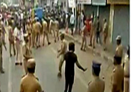 போராட்டகாரர்கள் மீது கண்ணீர் புகை குண்டு வீச்சு: பதட்டத்தில் சென்னை!