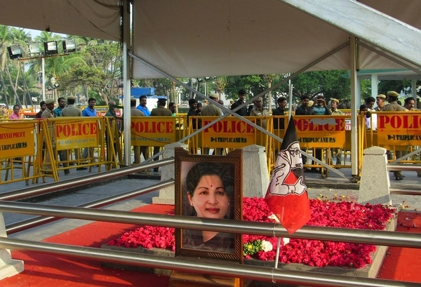 உடைப்பட்ட அதிமுகவால் அனாதையாக விடப்பட்ட ஜெயலலிதா சமாதி!!