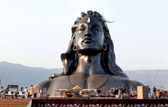 நிலங்களை ஆக்கிரமித்து கட்டிடம் -  ஈஷா யோகா மையம் மீது தமிழக அரசு புகார்