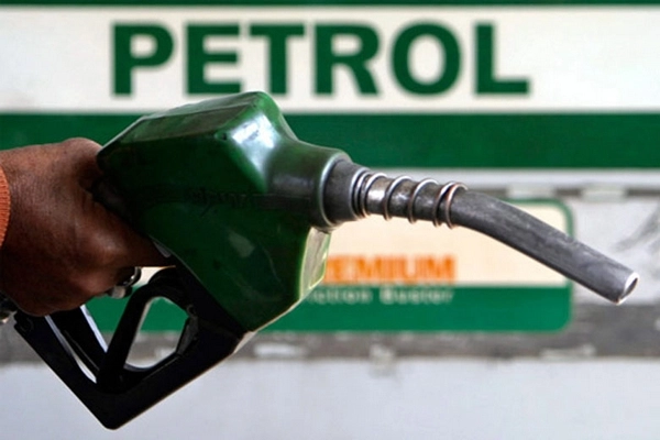 बढ़ते तेल के दामों से मचा हाहाकार, सरकार कर रही है राहत के नए फार्मूले पर विचार - Petrol Diesel rates on new high