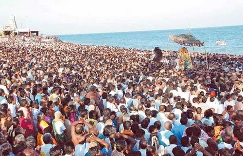 நாளை கந்தசஷ்டி திருவிழா: மக்கள் கூட்டத்தில் திருச்செந்தூர்!