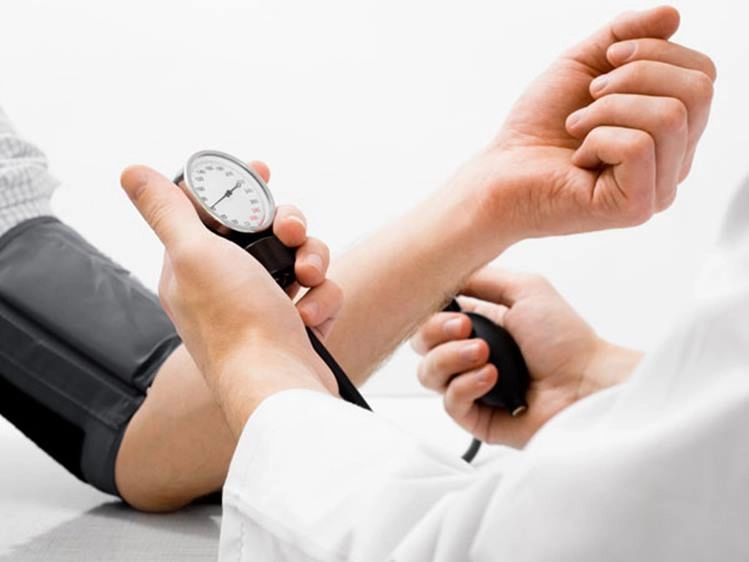 सावधान, बदल रही है ब्लड प्रेशर की नॉर्मल वैल्यू, पढ़ें चौंकाने वाली जानकारी - blood pressure