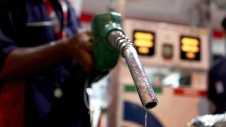 लगातार 7वें दिन सस्ता हुआ पेट्रोल, जानिए कहां घटे कितने दाम... - Petrol rates reduced up to 14 paise in Delhi