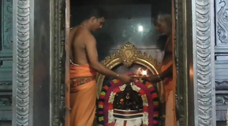 அருள்மிகு ஸ்ரீ விஸ்வகர்மா சித்தி விநாயகர் ஆலயத்தில் தங்க அலங்காரம்