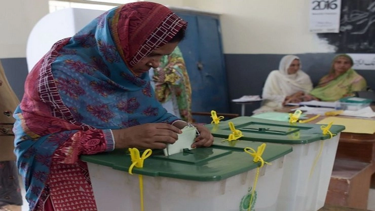 விறுவிறுப்பாக நடந்துவரும் பாகிஸ்தான் நாடாளுமன்ற தேர்தல்