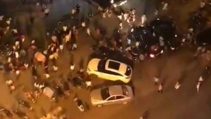 சீனாவில் கூட்டத்தில் கார் புகுந்து விபத்து - 9 பேர் பலி