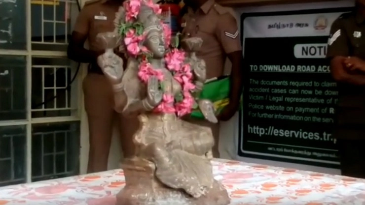 பழங்கால அம்மன் சிலை மீட்பு - கரூரில் பரபரப்பு (வீடியோ)
