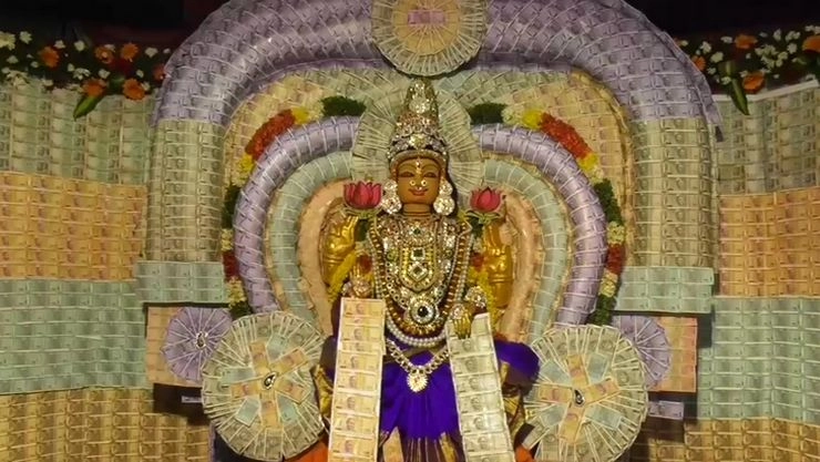 கரூர்: மாரியம்மன் ஆலயத்தில் புதிய ரூபாய் நோட்டுகளால் அம்மன் அலங்காரம்