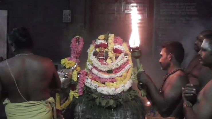 கரூர்: பிரதோஷ நாயனார் வெள்ளி ரிஷப வாகனத்தில் வீதி உலா