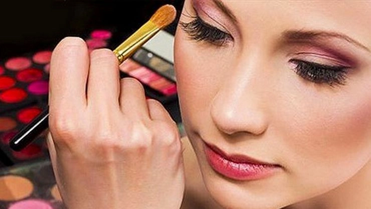 Winter Makeup हिवाळ्यात मेकअप करताना लक्षात ठेवण्यासारख्या 4 गोष्टी