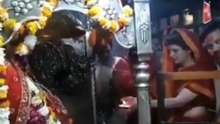 பிரியங்காகாந்தி சாமி கும்பிட்டபோது 'மோடி வாழ்க' என கோஷம்: மும்பையில் பரபரப்பு
