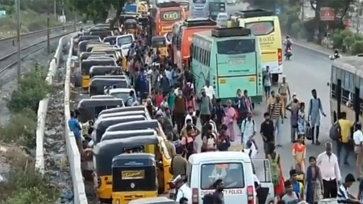 முடிந்தது 4 நாட்கள் விடுமுறை: சென்னை-திருச்சி நெடுஞ்சாலையில் வாகன நெரிசல்
