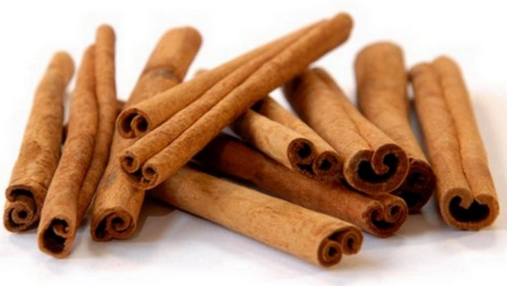 Use Cinnamon for Hair:  घनदाट केसांसाठी दालचिनी वापरा