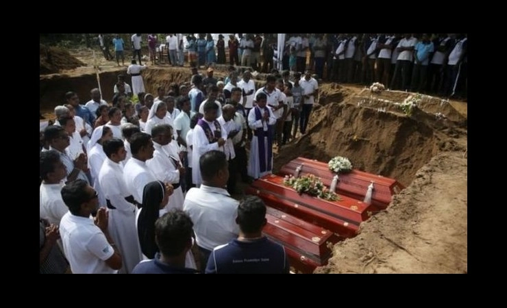 श्रीलंका : बॉम्बस्फोटातील मृतांवर सामूहिक अंत्यविधी, देशभर दुखवटा